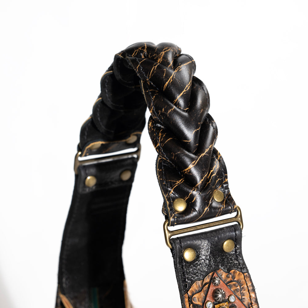 
                  
                    Artona - Look #33
                  
                