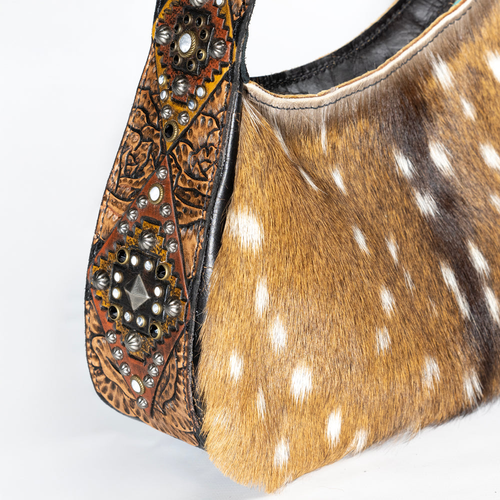 
                  
                    Artona - Look #33
                  
                
