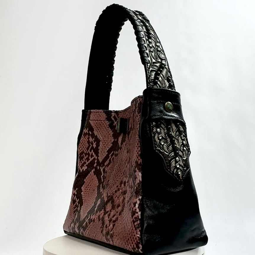 
                  
                    Load and play video in Gallery viewer, Criobella Bag - Look #23
                  
                